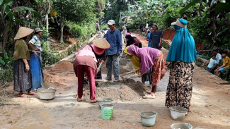 Tak Digubris, Ratusan Emak-emak Akan Turun Swadaya Cor Jalan, Bupati Pringsewu Itu Bagian Aspirasi