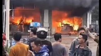 Indomaret Depan Pemkab Way Kanan Terbakar, Enam Tangki Air Dikerahkan