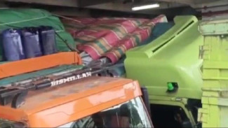 Cuaca Buruk Selat Sunda: Kapal Terombang-ambing, Truk Terbalik di Dalam Lambung Kapal