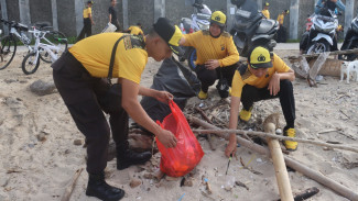 Aksi Simpatik! Polisi dan Warga Kompak Bersihkan Pantai Batu Rame Kalianda