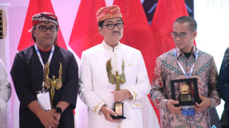 Trophy Abyakta: Kado Ulang Tahun Spesial Bupati Lampung Utara di Puncak HPN 2026
