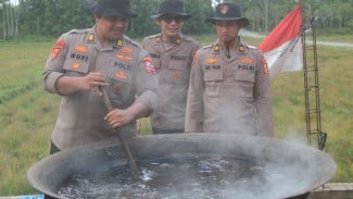 Mahasiswa STIK 83/WPS Salurkan Bansos untuk Korban Banjir, Didampingi Polres Pidie Jaya