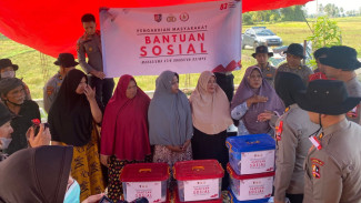 Aksi Kemanusiaan: Polres Pidie Jaya dan Mahasiswa STIK 83 Gotong Royong Bersihkan Masjid Pasca-Banjir