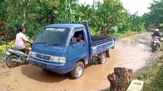 Kubangan Air dan Lubang Menganga, Warga Katibung Minta Bupati Tindak Jalan Rusak Parah di Jalan Kidul Raya