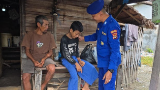 Sat Polairud Polres Lampung Selatan Salurkan Sembako bagi Warga Kurang Mampu di Pesisir Bakauheni