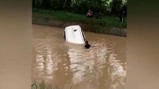 Aksi Heroik Warga Lampung Timur: Terjang Arus Irigasi Demi Selamatkan Satu Keluarga di Mobil Tenggelam