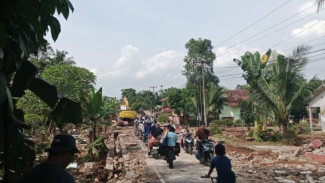 Akses Jalan Way Galih Kembali Normal Usai Dinas PUPR Lampung Selatan Bersihkan Material Longsor