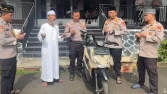 Jaga Shalat Berjamaah 40 Hari, Ka SPN Polda Lampung Beri Hadiah Motor kepada Aipda Riyadi