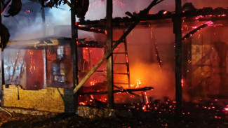 Damkar Lampung Selatan Padamkan Kebakaran Pabrik Penyulingan Minyak Cengkeh di Rajabasa