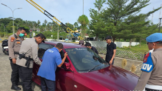 Bermodal Ranting Kayu,  Polisi di Bakauheni Beri Bantuan Pemudik Alami Kunci Mobil Terkunci