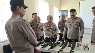 Pastikan Kesiapan Tugas, Wakapolres Pesawaran Cek Senpi dan Amunisi Personel