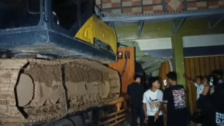 Truk Pengangkut Eksavator Seruduk Ruko di Jati Agung, Sopir Kabur dan Kernet Luka Parah