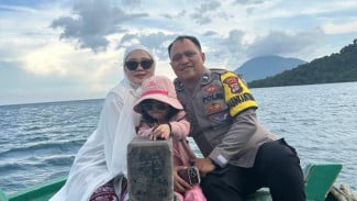 Destinasi Wisata Unggulan, Bhabinkamtibmas Pulau Sebesi Promosikan Keindahan Krakatau