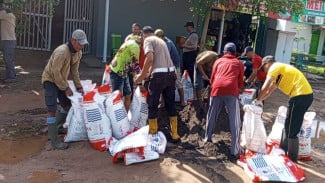 Peringati Hari Buruh, Polsek Dente Teladas dan Warga Gotong Royong Perbaiki Jalan Rusak