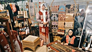 Tapis Lampung Jadi Primadona di Pameran Persit 2026, Pengunjung Rela Antre Sejak Pagi