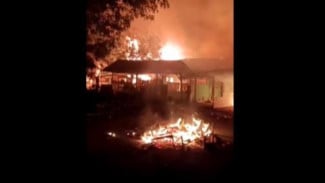 Buntut Dugaan Asusila, Massa Bakar Fasilitas Ponpes Nurul Jadid di Mesuji