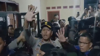 Massa Kepung Rumah Kades di Natar, Polres Lampung Selatan dan Brimob Evakuasi Terduga Curat