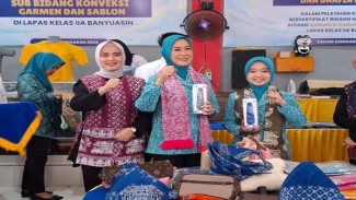 Tinjau Lapas Banyuasin, Ketua Dekranasda Sumatera Selatan Puji Kain Batik Karya Warga Binaan