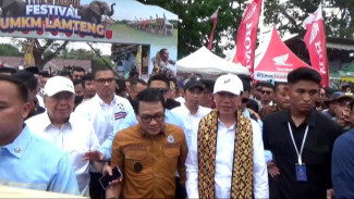 Dikerumuni Emak-emak di Lampung Tengah, Jokowi Borong Keripik Pisang hingga Serap Aspirasi Jalan Rusak