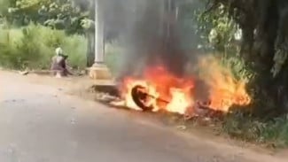 Diduga Korsleting, Sepeda Motor Hangus Terbakar di Kotabumi, Pengendara Alami Luka Bakar