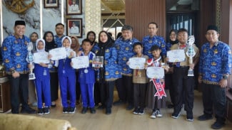 Kreatif di Bidang Robotika, Dua Siswi SD Bandar Lampung Sabet Medali Emas dan Perak Internasional