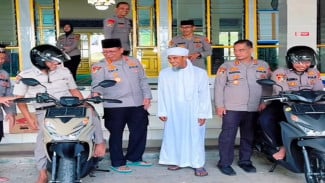 Sholat Berjamaah 40 Hari, Dua Personil SPN Polda Lampung Dapat Hadiah Sepeda Motor dari Kepala SPN
