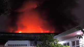 Area Pergudangan di Bumi Waras Terbakar, Petugas Damkarmat Bandar Lampung Berjibaku Padamkan Api