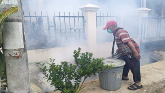 Cegah Demam Berdarah, Puskesmas Rajabasa Indah Sasar Perum Bumi Puspa Kencana Lewat Fogging dan Edukasi