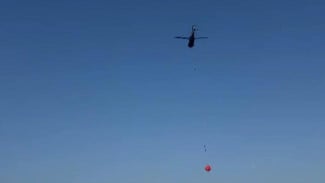 Water Bombing Serbu Titik Api Terakhir di Way Kambas, Helikopter Bantuan Sumsel Dikerahkan