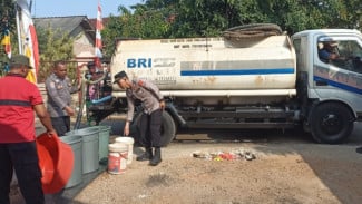 Tanggapi Krisis Air Bersih Akibat Kemarau Panjang, Polsek Metro Pusat Salurkan Bantuan Air untuk Warga Yosomulyo