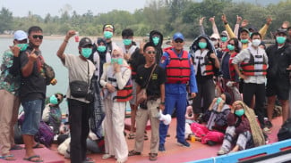 Mendekat Ke Kaki Anak Krakatau, Speedboat Wisatawan Kabur Putar Haluan Usai Dipergoki Patroli Gabungan