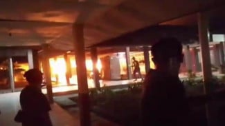 Breaking News!! Gudang RSUD Ryacudu Kotabumi Terbakar, Petugas Jebol Pagar untuk Padamkan Api