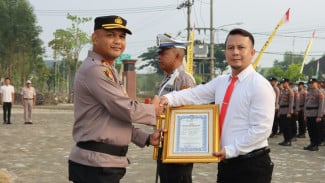 Ungkap Peredaran Narkoba, AKBP Dadi Perdana Putra Berikan Penghargaan