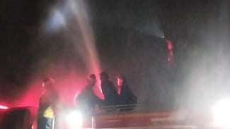 Lahan Sukamaju Terbakar Malam Hari, Petugas Damkarmat Cegah Api Mendekati SPBU