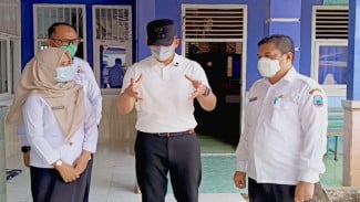 Debu Vulkanis Masih Menempel di Meja Kelas, Bupati Egi Minta KBM Daring Dihentikan dan Guru Fokus Bersih-bersih Sekolah