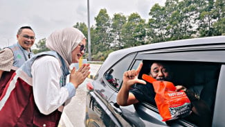 Dapat Bingkisan di Tol Itera, Pengendara Diingatkan soal Jarak Aman