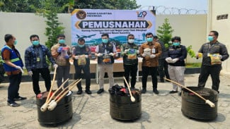 Bawa Bakso Hingga Benih Tanpa Dokumen dari Malaysia, Barang Bawaan Penumpang Dimusnahkan Karantina Lampung