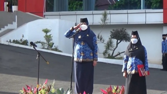 Walikota Bandar Lampung Eva Dwiana Saat Menjadi Inspektur Upacara