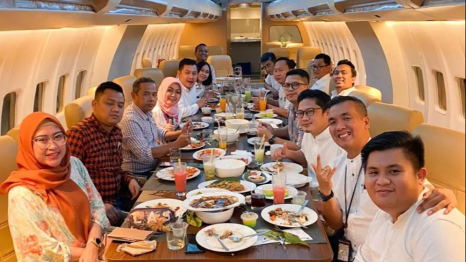 Suasana Makan di Dalam Pesawat RK Airline