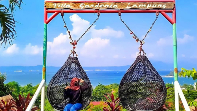 Spot Foto Dengan Background Laut di Villa Gardenia Lampung