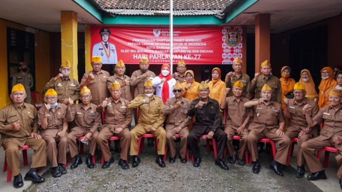 Walikota (jilbab merah) Bersama anggota LVRI Kota Bandarlampung