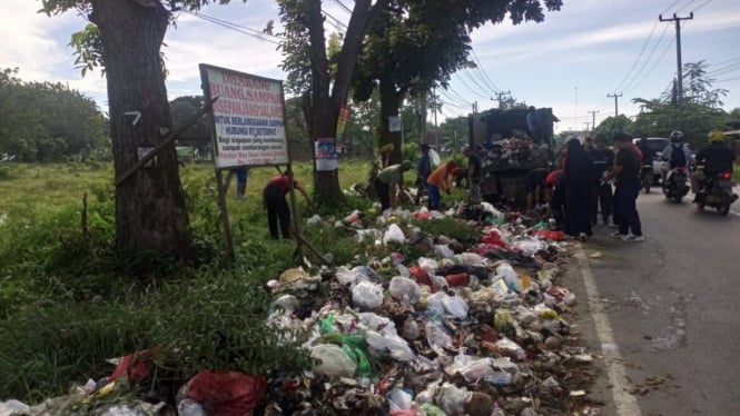Aparatur Desa Way Huwi gotong royong membersihkan sampah