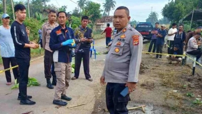 Anggota polres Lampung Utara olah tempat kejadian perkara (TKP)