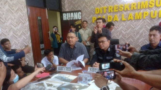 Penyidik Tipiter Krimsus Polda Lampung menunjukan barang bukti