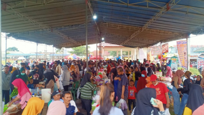Suasana Bazar Takjil di Lapangan Persada