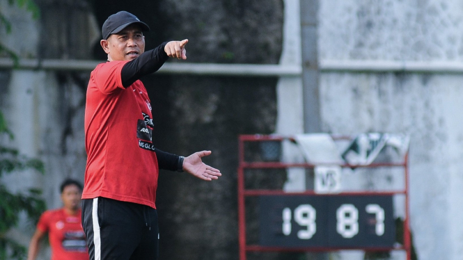 Pelatih Arema FC, Joko Susilo Pimpin Latihan