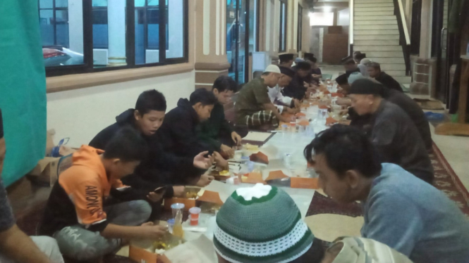 Suasana Sahur Bersama di Masjid Jami' Daarul Muslimin, Antasari