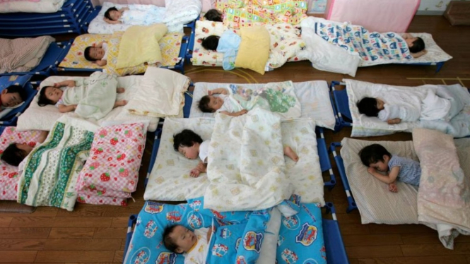 Anak Sedang Tidur Siang di Jepang