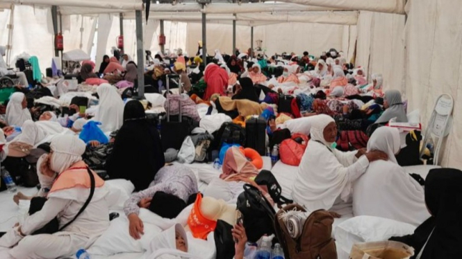 Jemaah Haji di Mina Menunggu Kiriman Makanan