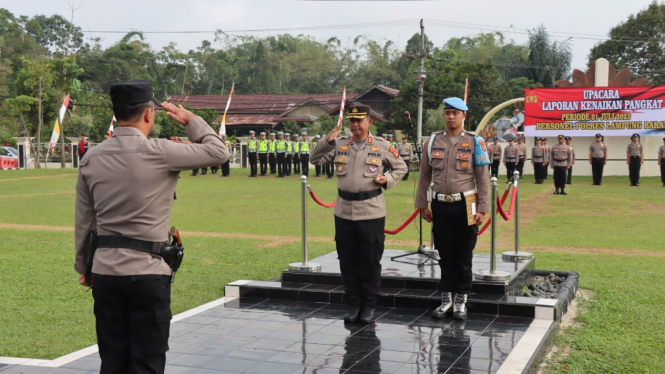 Sebanyak 18 personil Polres Lampung Barat naik pangkat
